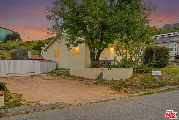 a view of backyard of the house