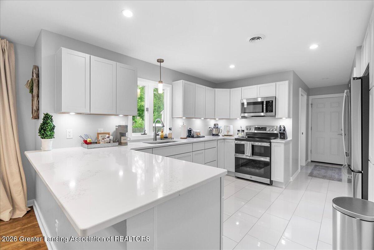 2176 Iroquois Road Okemos, MI 48864 - Photo 13 of 43 27-Media Jett - 34