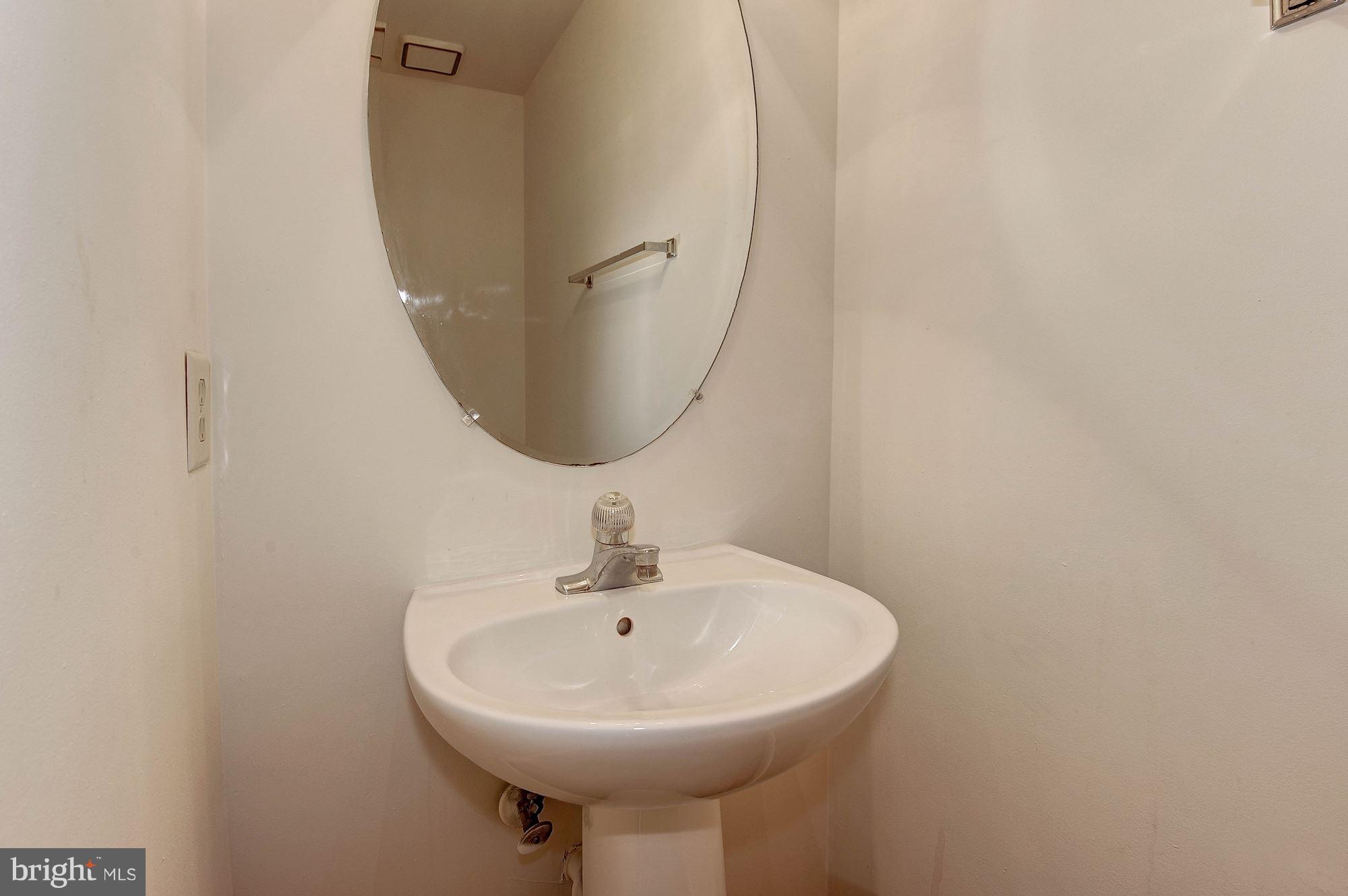 13122 Kidwell Field Road Herndon, VA 20171 - Photo 13 of 25 Powder Room