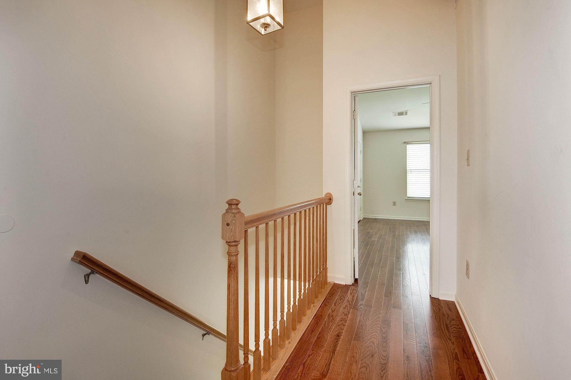 13122 Kidwell Field Road Herndon, VA 20171 - Photo 14 of 25 Upper level Hallway