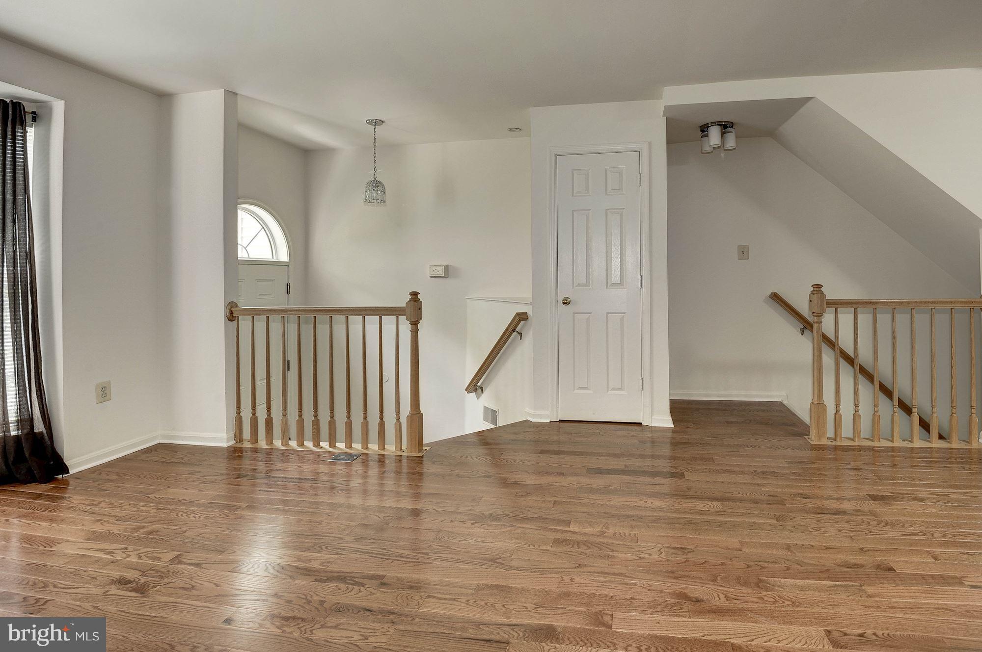 13122 Kidwell Field Road Herndon, VA 20171 - Photo 3 of 25 Foyer