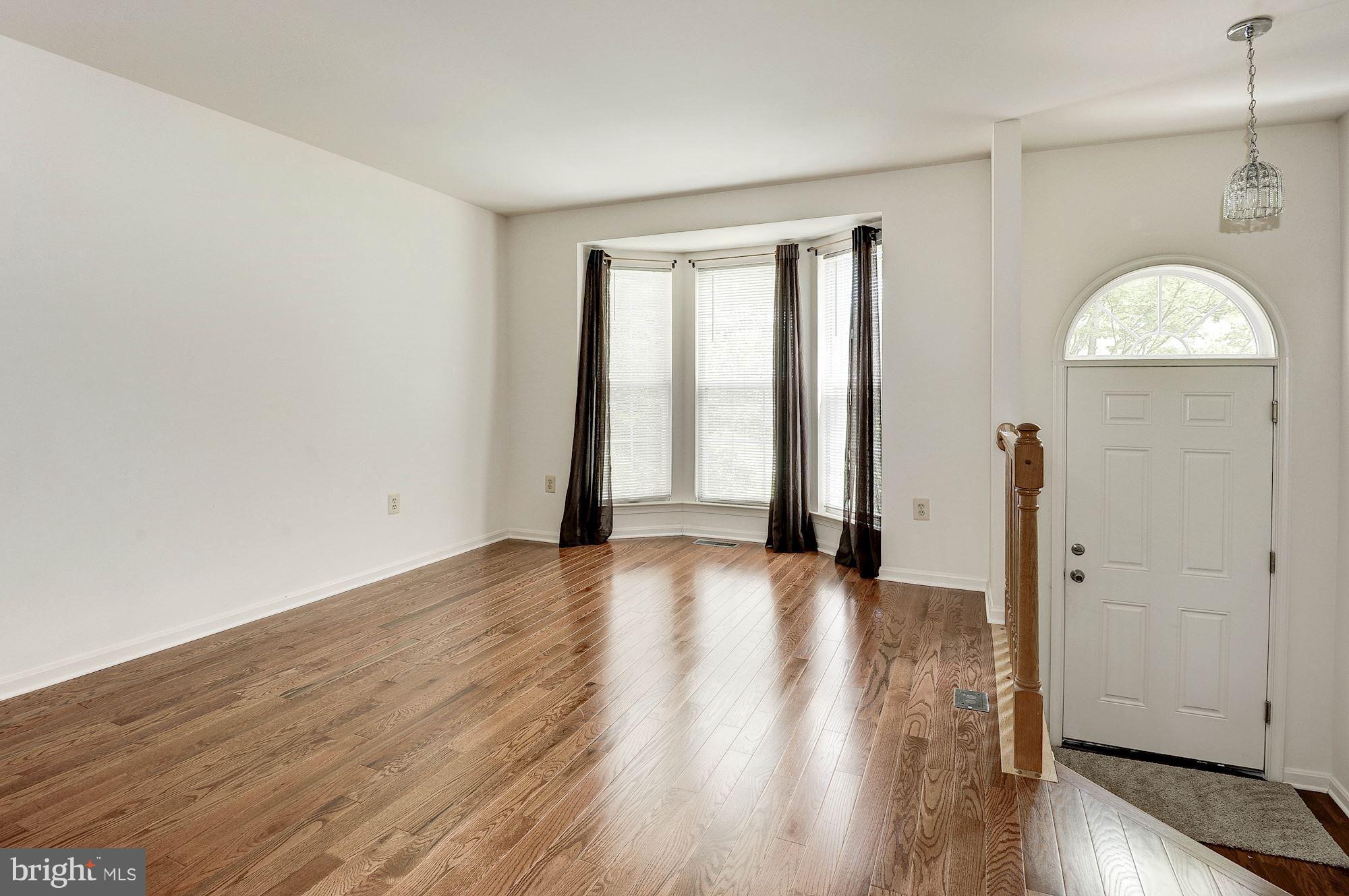 13122 Kidwell Field Road Herndon, VA 20171 - Photo 4 of 25 Living Room