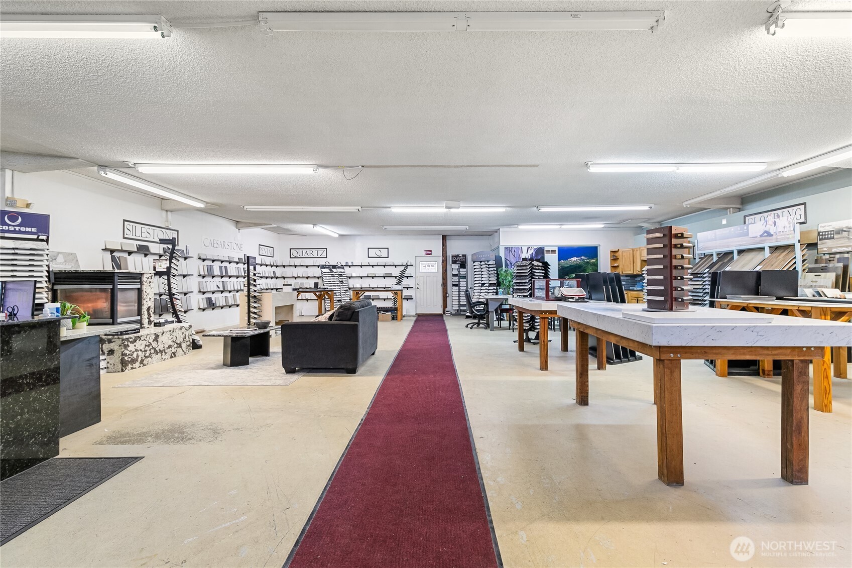 4777 Guide Meridian Bellingham, WA 98226 - Photo 11 of 34 a living room with lots of furniture and a table