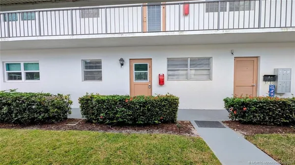 $147,800 | 2950 Southeast Ocean Boulevard, Unit 52, Stuart, FL 34996