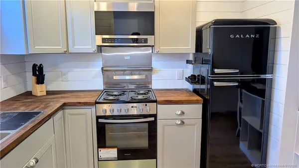 $147,800 | 2950 Southeast Ocean Boulevard, Unit 52, Stuart, FL 34996