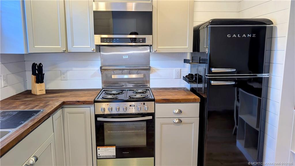2950 Southeast Ocean Boulevard, Unit 52 Stuart, FL 34996 - Photo 7 of 31 a kitchen with a stove and a microwave