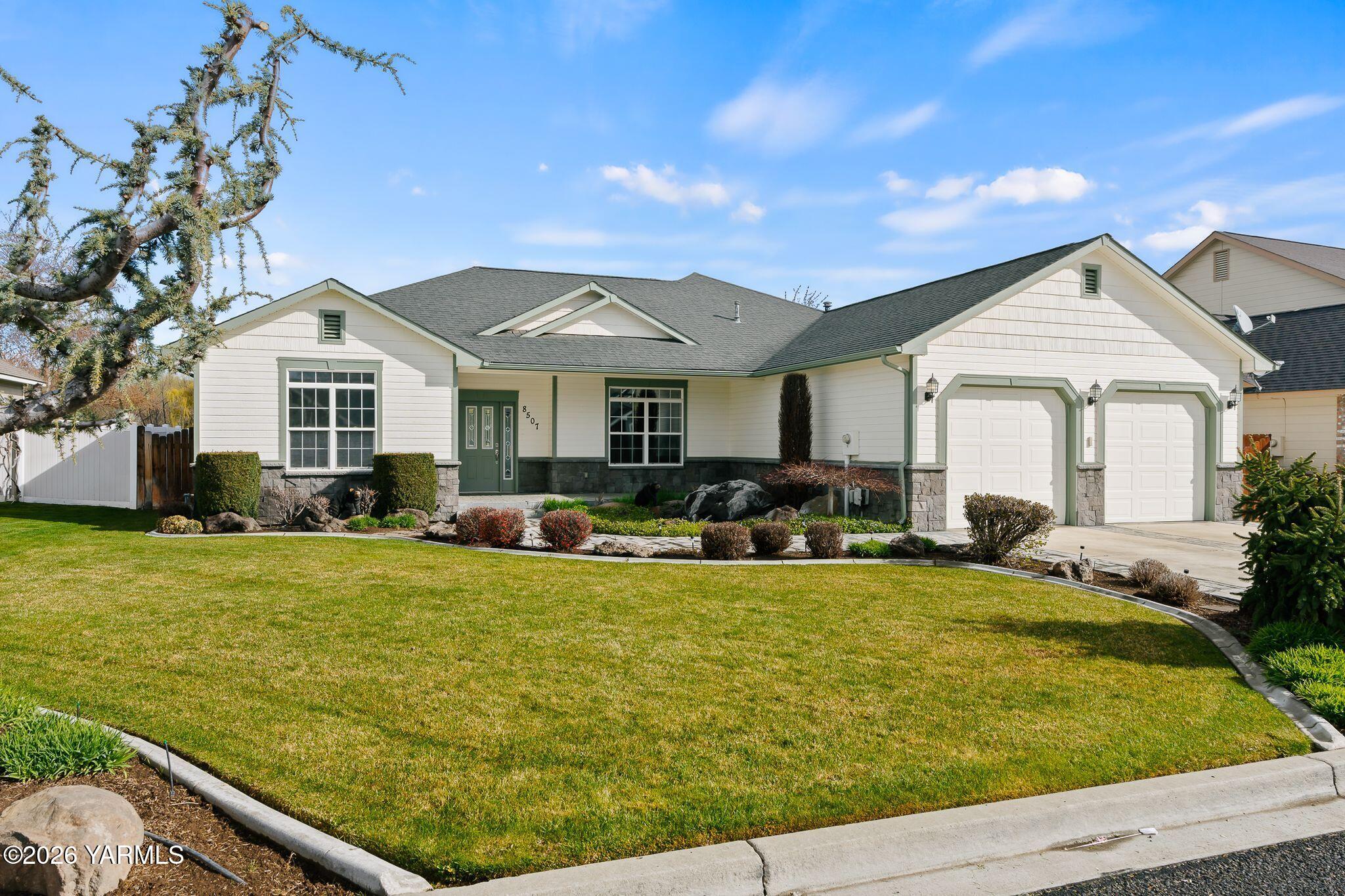 8507 Midvale Road Yakima, WA 98908 - Photo 2 of 24 a view of a house with swimming pool and sitting area