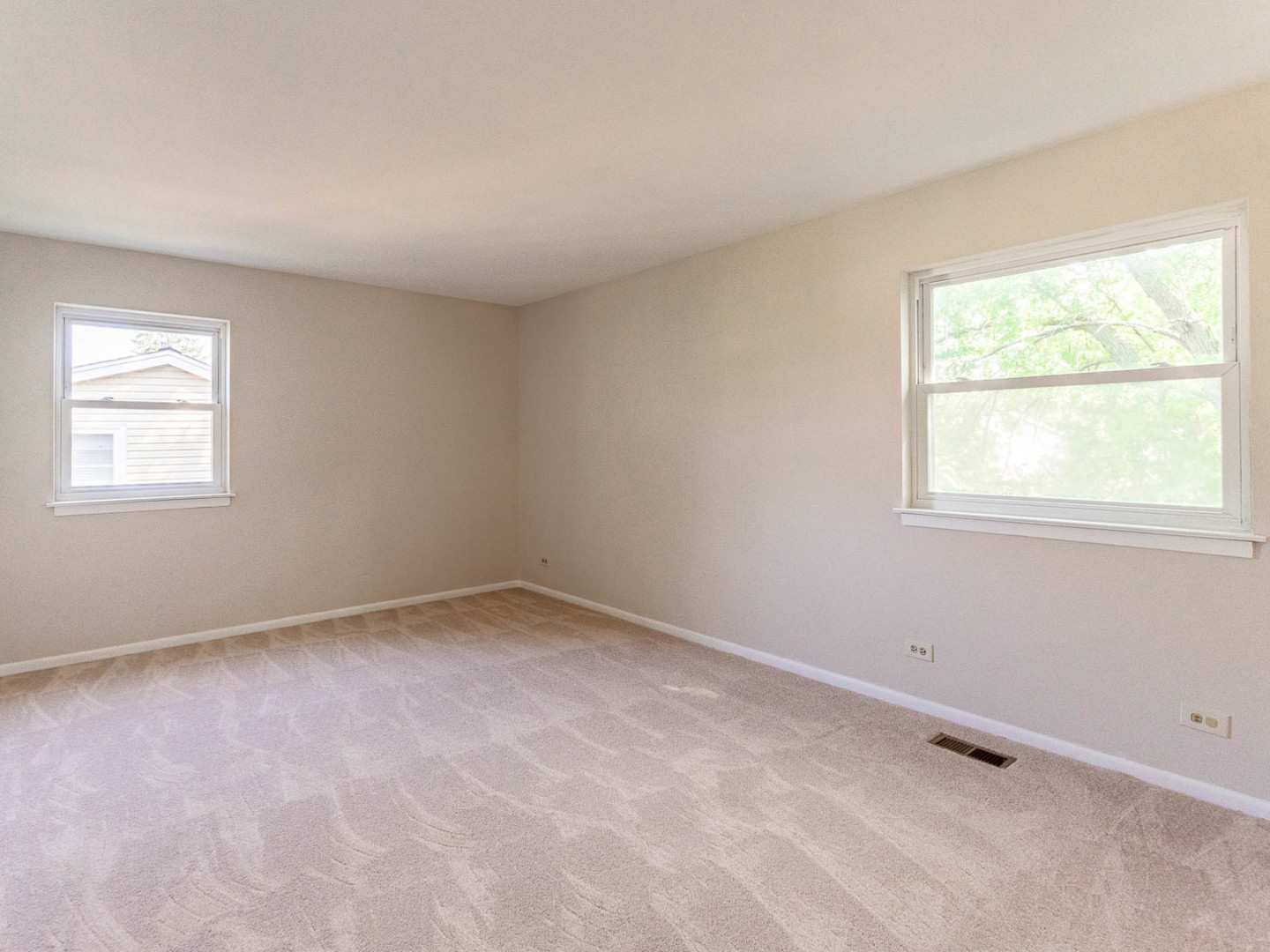 40 Fallstone Drive Streamwood, IL 60107 - Photo 5 of 13 an empty room with a window