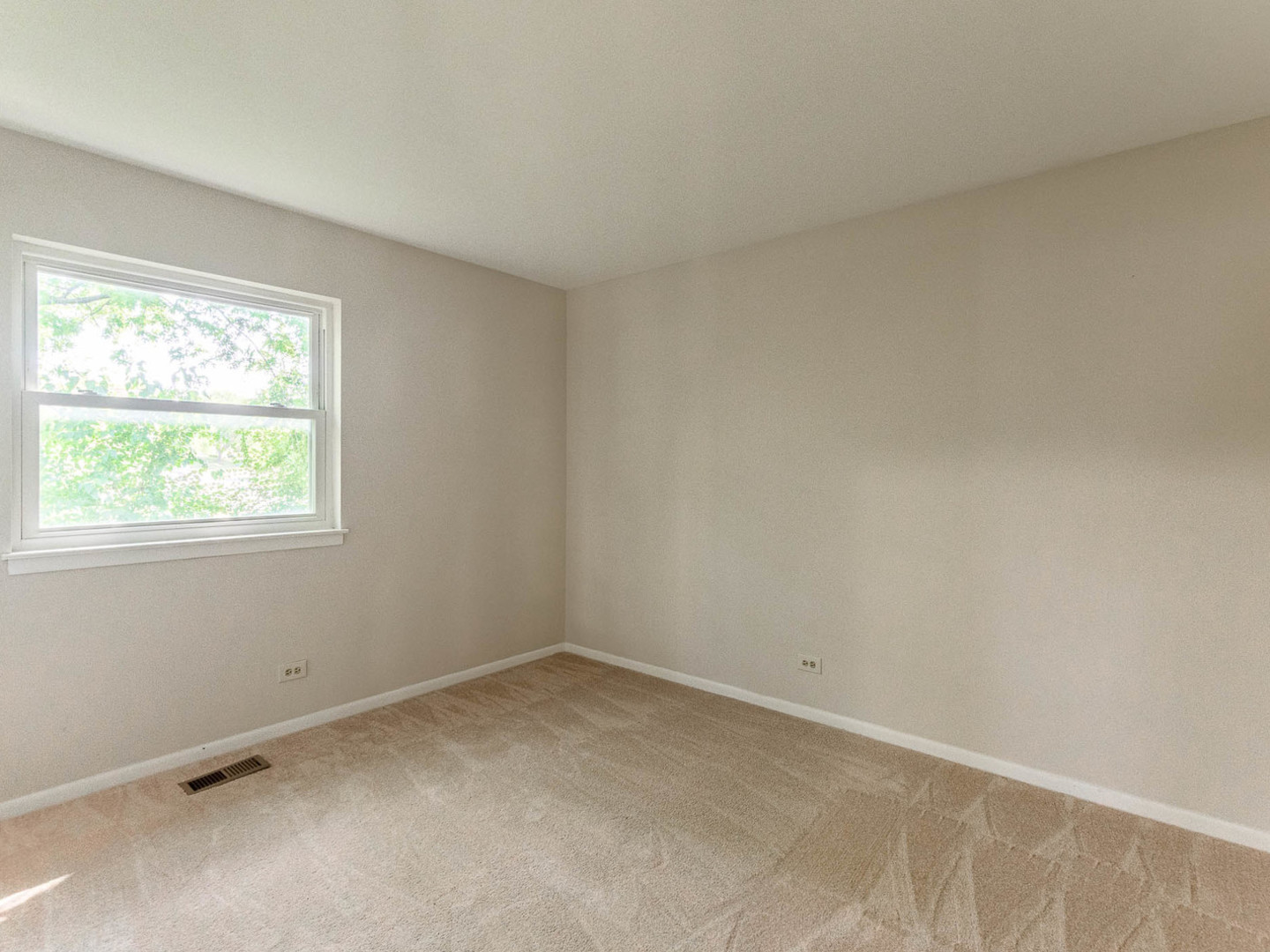 40 Fallstone Drive Streamwood, IL 60107 - Photo 6 of 13 an empty room with a window