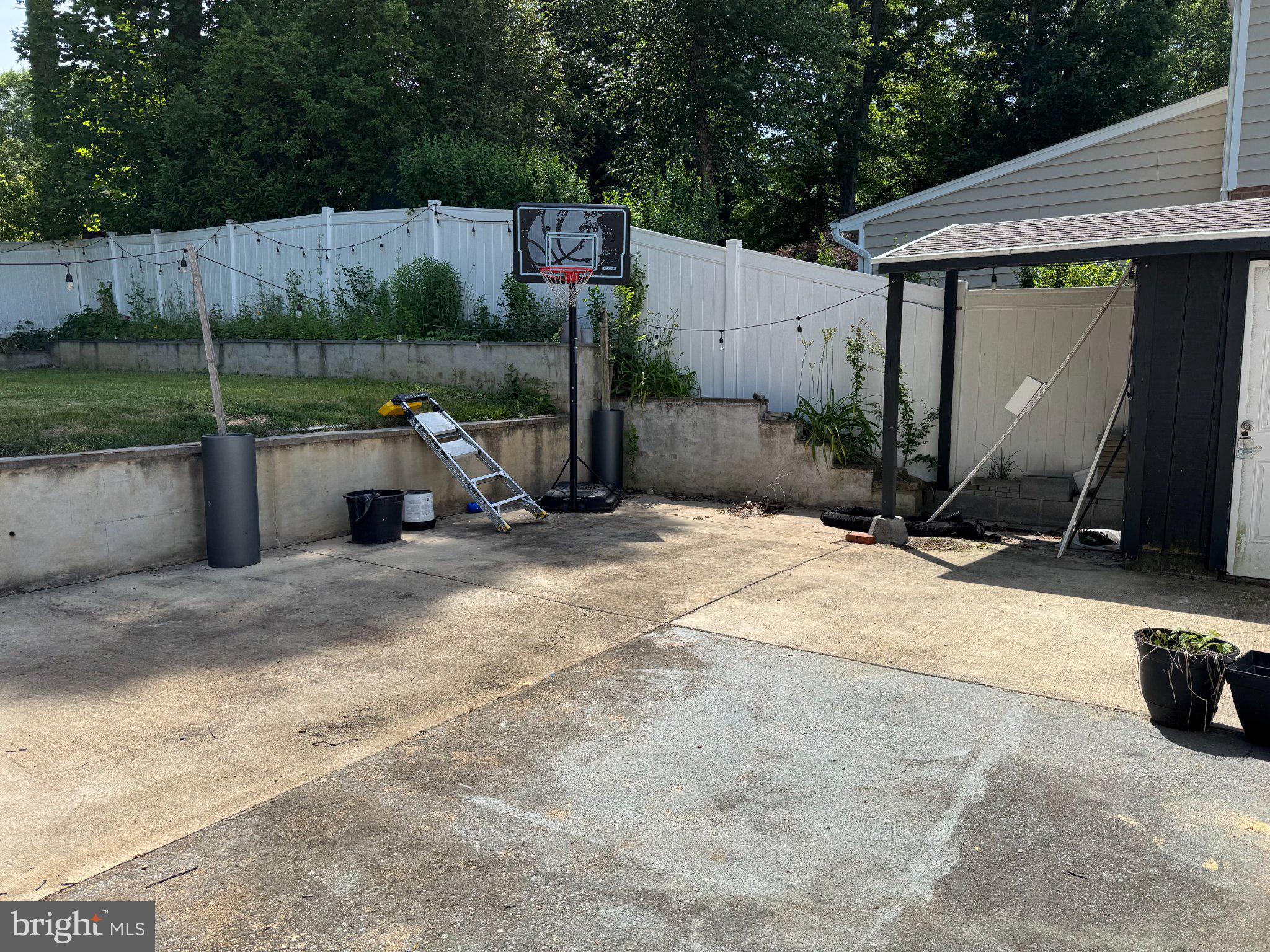 6603 Huntsman Boulevard Springfield, VA 22152 - Photo 50 of 64 Spacious outdoor area with basketball hoop.