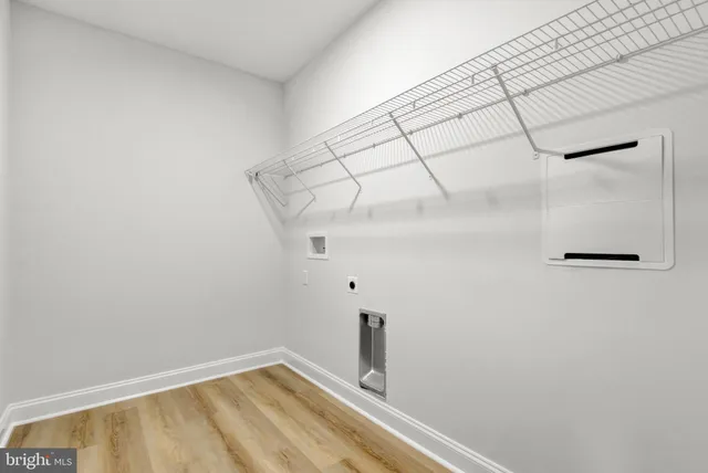 a view of a entrance gate of the house