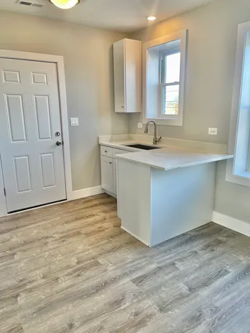 $1,900 | 722 North Austin Boulevard, Unit 2E, Oak Park, IL 60302