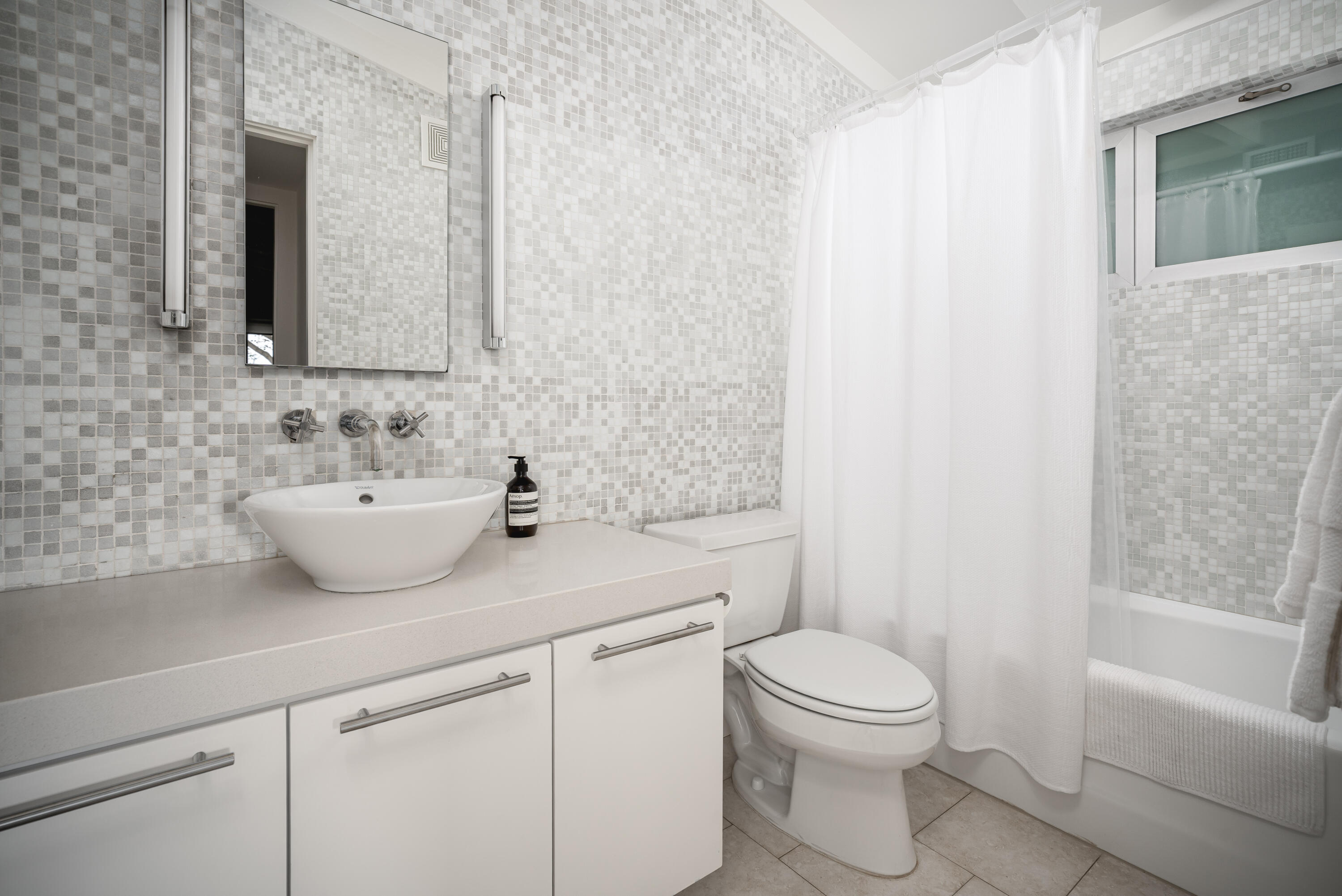 1076 Cheltenham Road Santa Barbara, CA 93105 - Photo 28 of 35 Bathroom for Bedroom 2