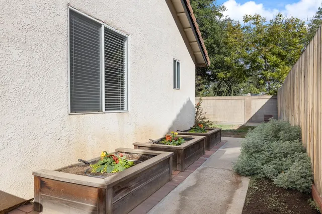 a view of a parking area