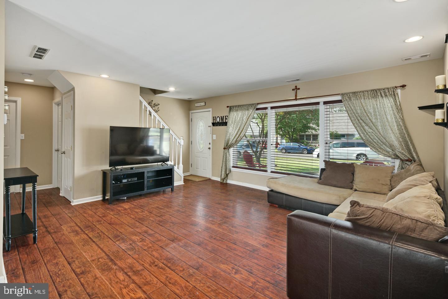47 Micahill Road Levittown, PA 19056 - Photo 4 of 24 Living Room