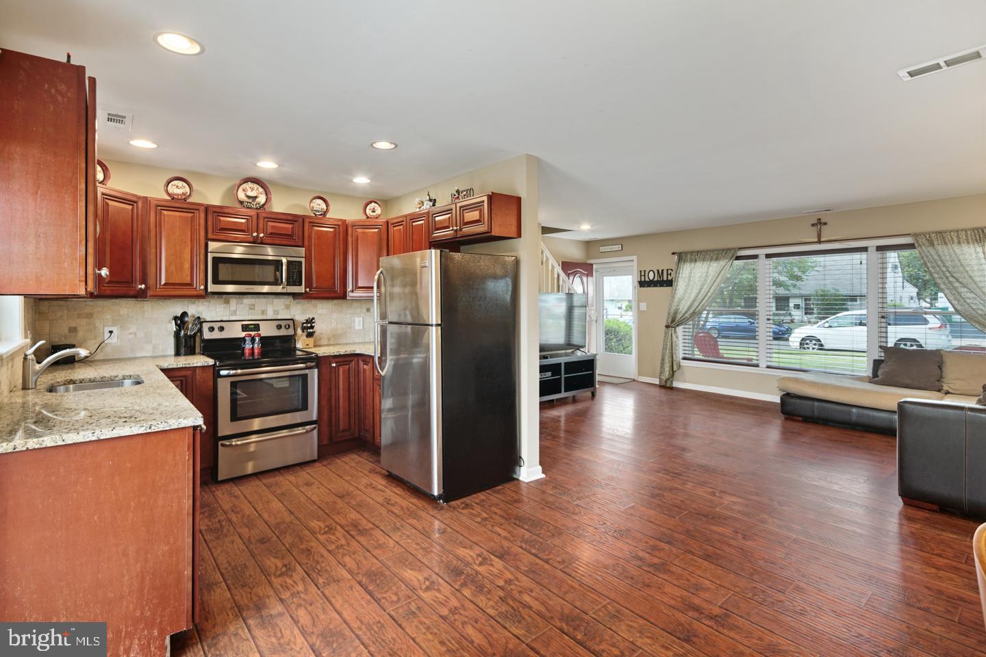 47 Micahill Road Levittown, PA 19056 - Photo 7 of 24 Pergo Flooring