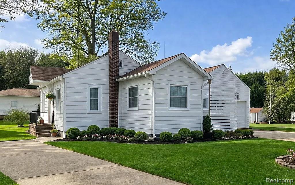 3030 West Newark Road Lapeer, MI 48446 - Photo 3 of 12