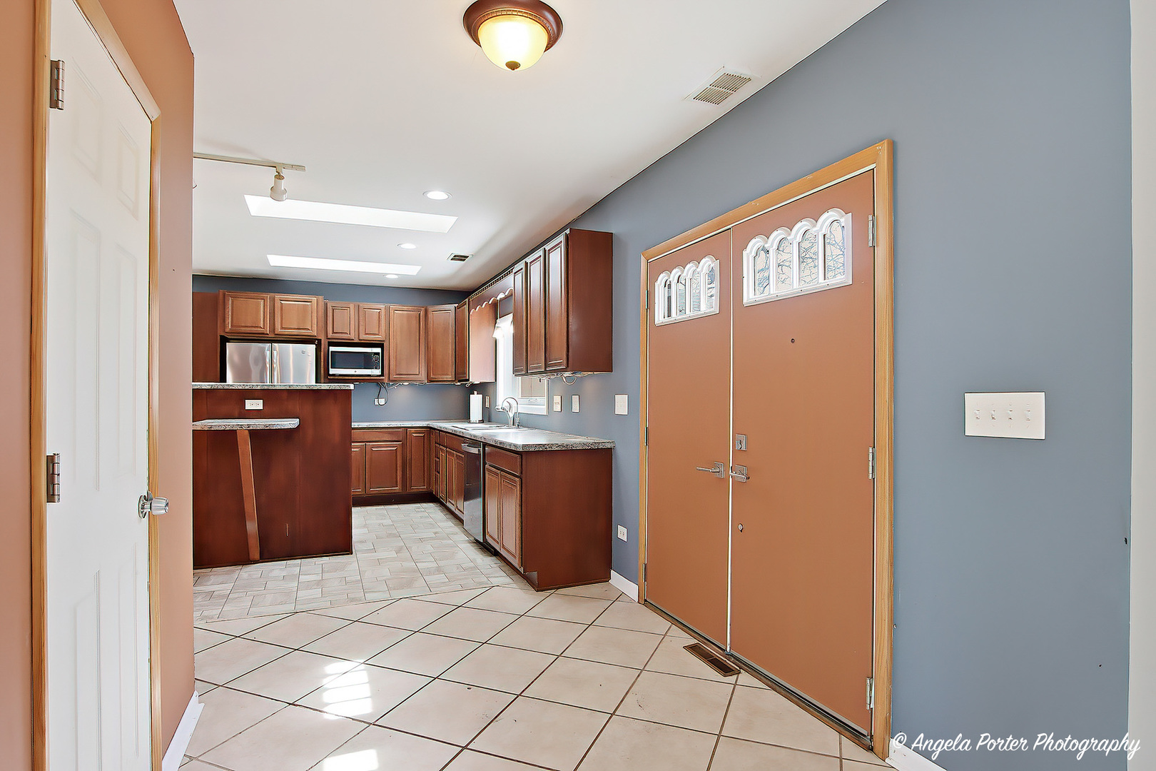4320 West Lakewood Road McHenry, IL 60050 - Photo 12 of 50 a kitchen with stainless steel appliances granite countertop a refrigerator and a stove