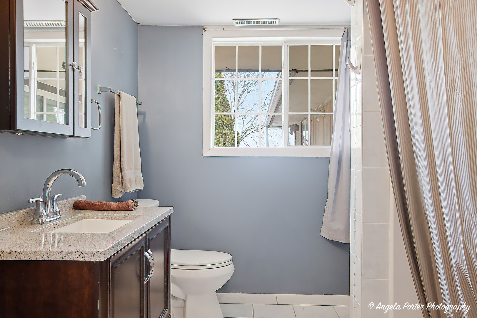 4320 West Lakewood Road McHenry, IL 60050 - Photo 18 of 50 a bathroom with a sink and a toilet