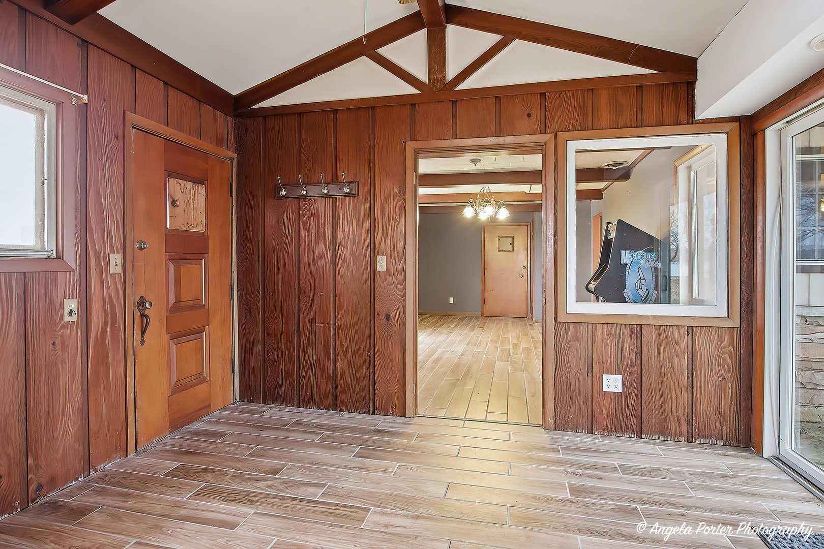 4320 West Lakewood Road McHenry, IL 60050 - Photo 31 of 50 a view of a hallway with wooden floor and a cabinet