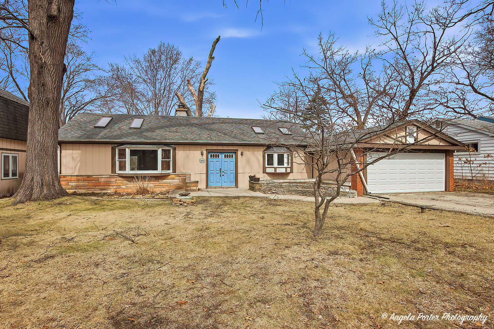 4320 West Lakewood Road McHenry, IL 60050 - Photo 4 of 50 a house that has a tree in front of it