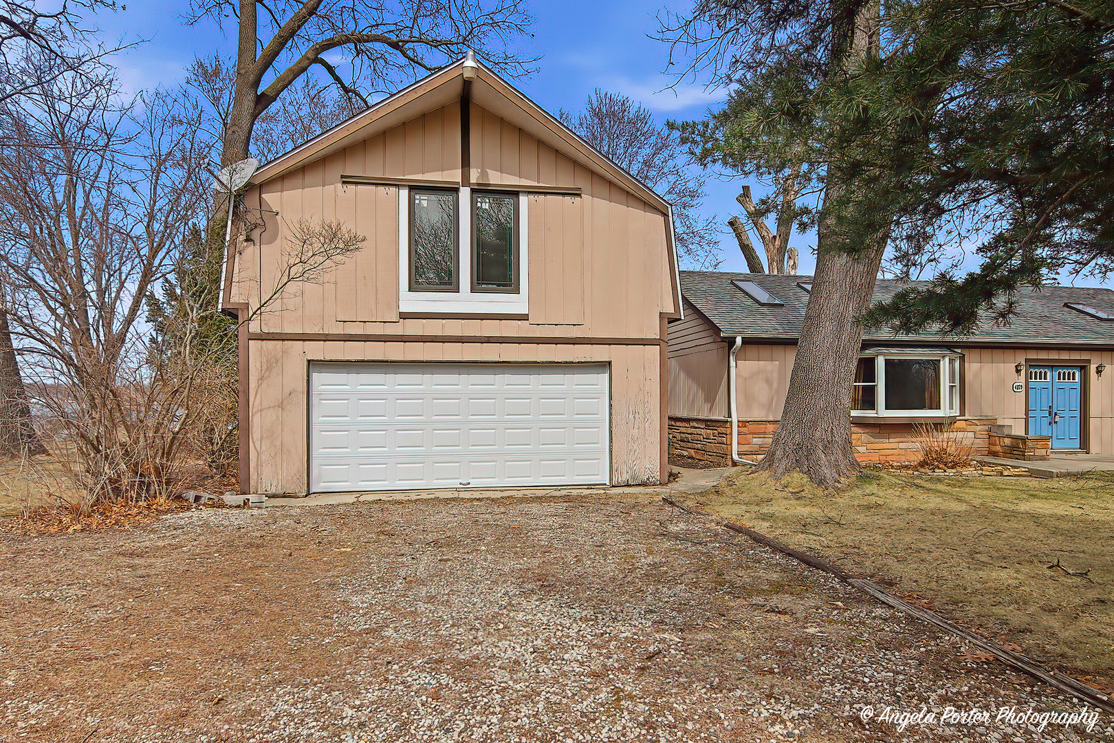 4320 West Lakewood Road McHenry, IL 60050 - Photo 5 of 50 a front view of a house with a yard and garage