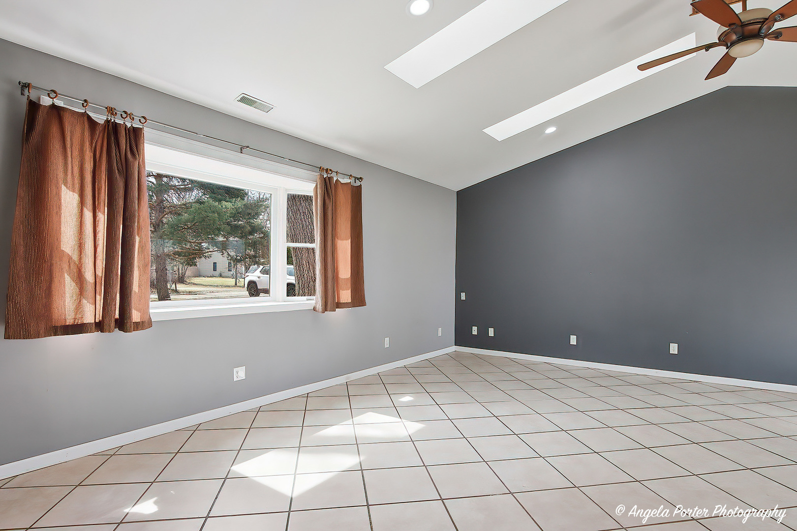 4320 West Lakewood Road McHenry, IL 60050 - Photo 10 of 50 a view of an empty room with a window