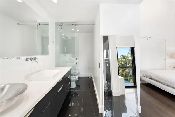 a en suite bathroom with a double vanity sink and a large mirror