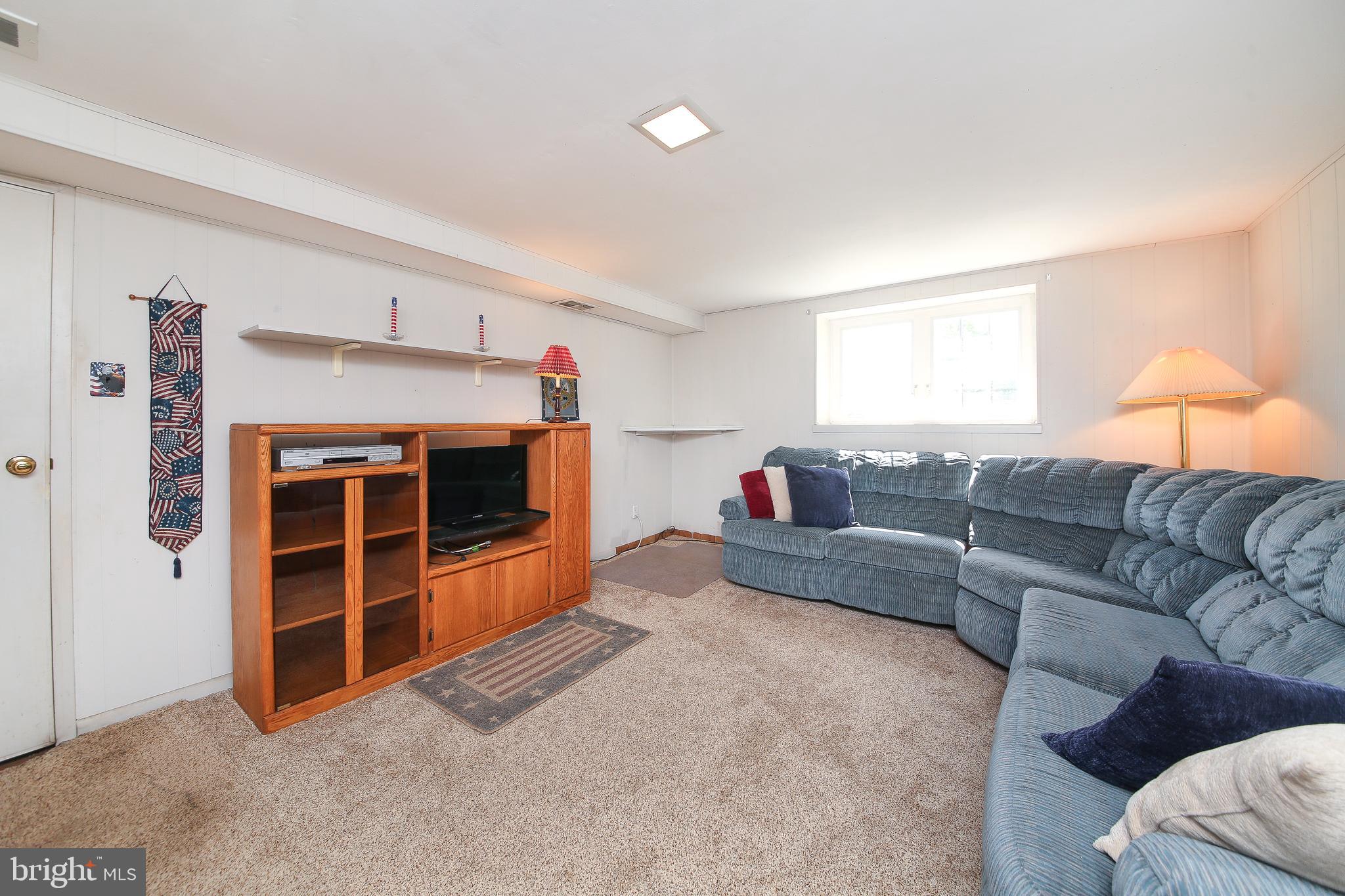 913 Roberts Road Warminster, PA 18974 - Photo 17 of 38 Family Room