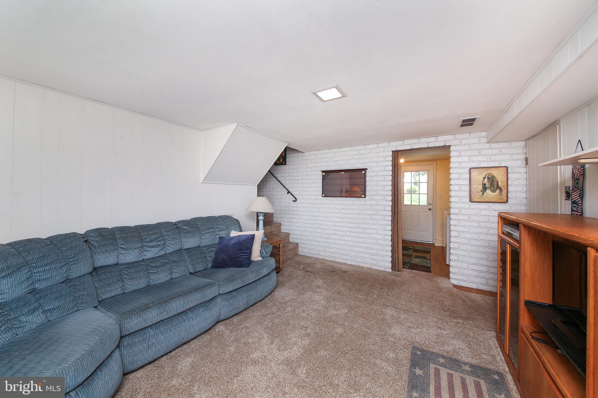 913 Roberts Road Warminster, PA 18974 - Photo 18 of 38 Family Room