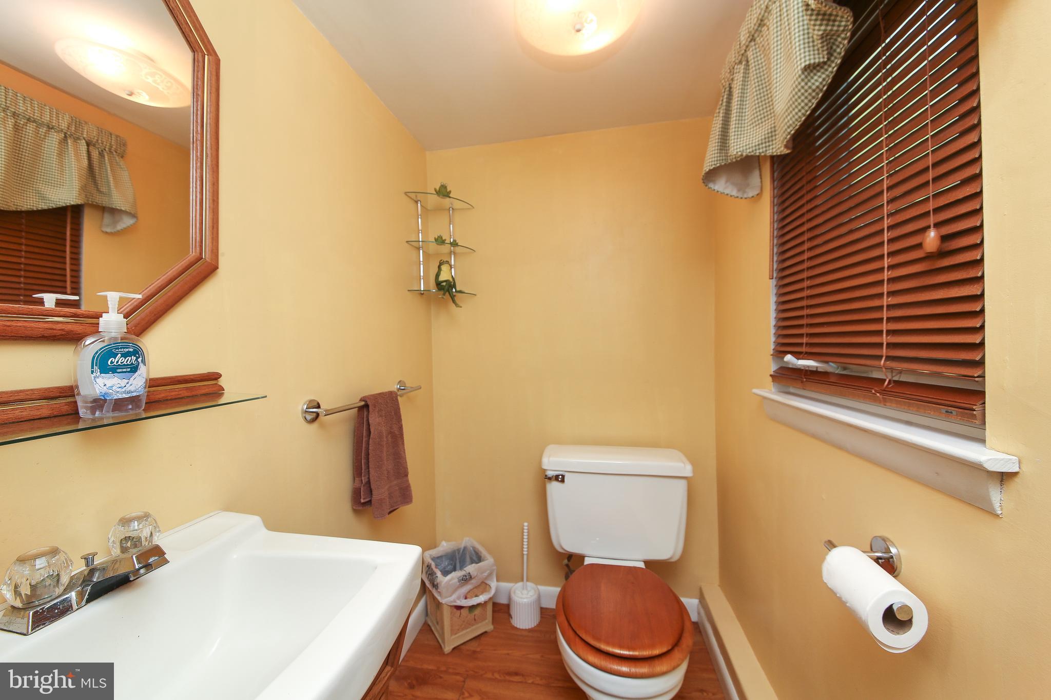 913 Roberts Road Warminster, PA 18974 - Photo 20 of 38 Powder Room