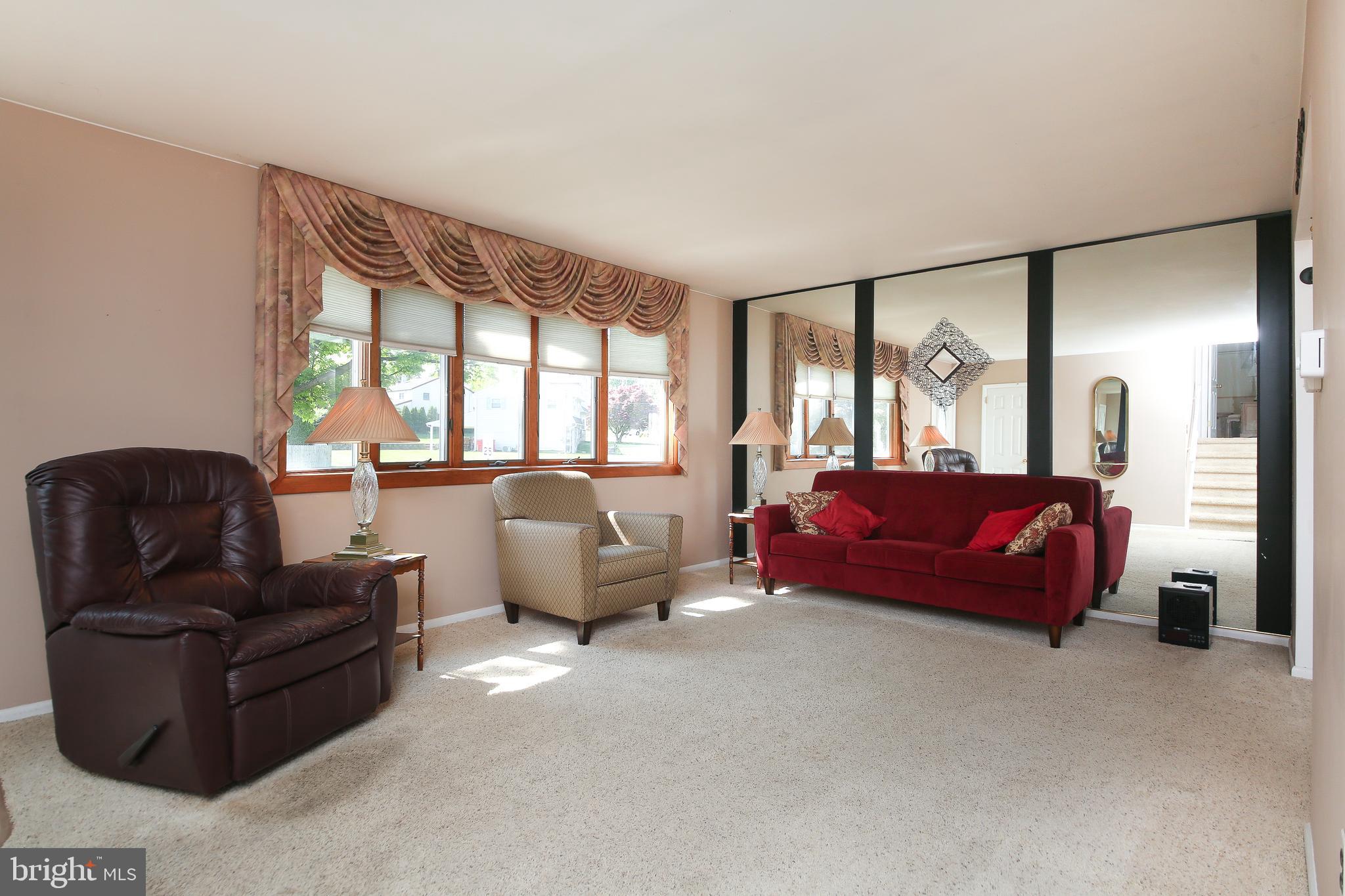 913 Roberts Road Warminster, PA 18974 - Photo 3 of 38 Living Room