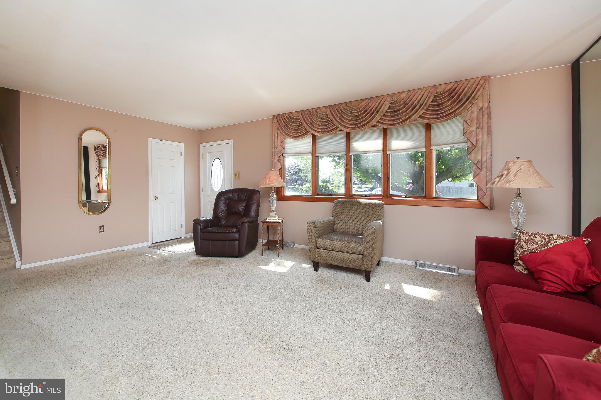 913 Roberts Road Warminster, PA 18974 - Photo 4 of 38 Living Room
