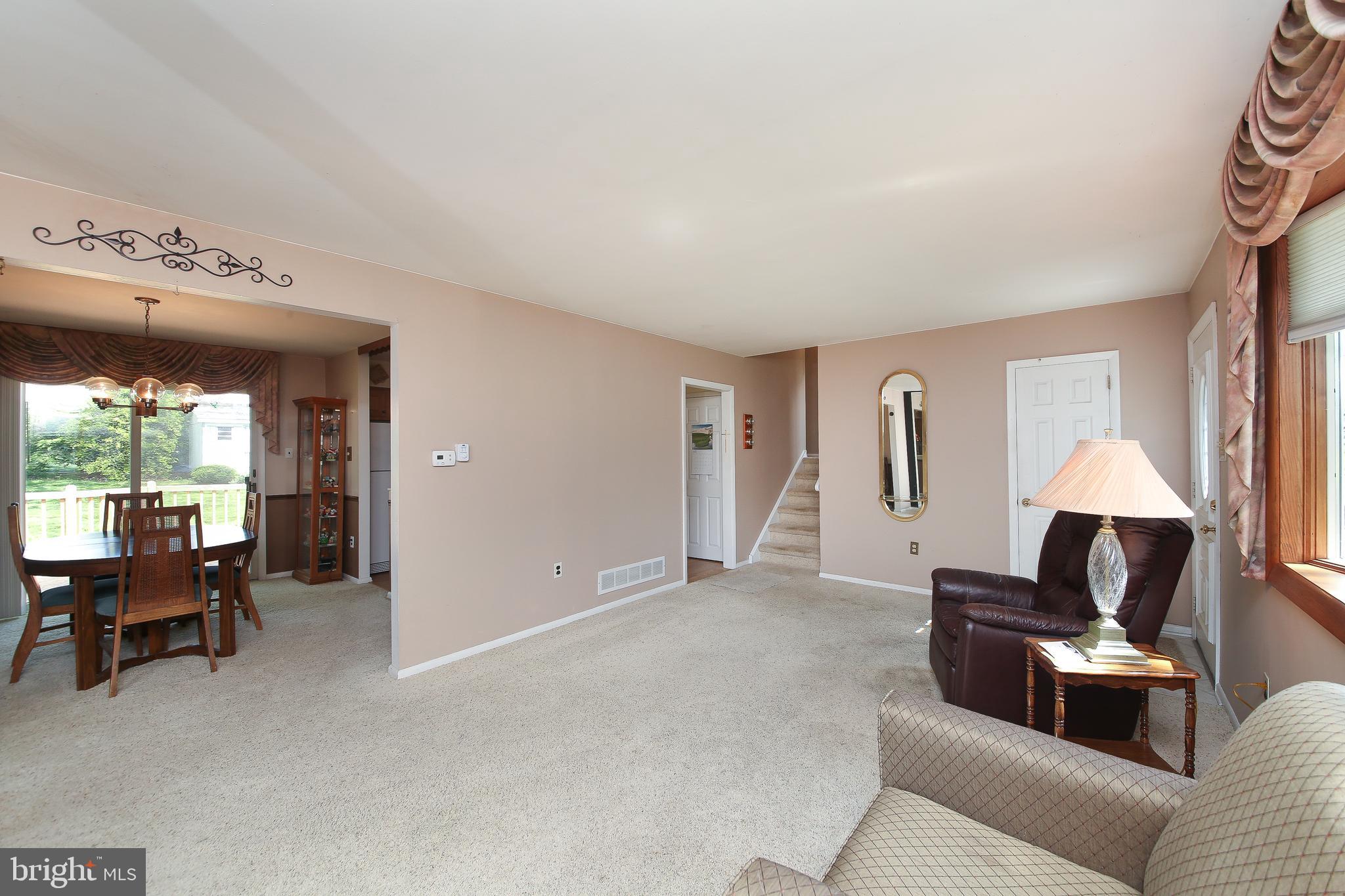 913 Roberts Road Warminster, PA 18974 - Photo 5 of 38 Living Room