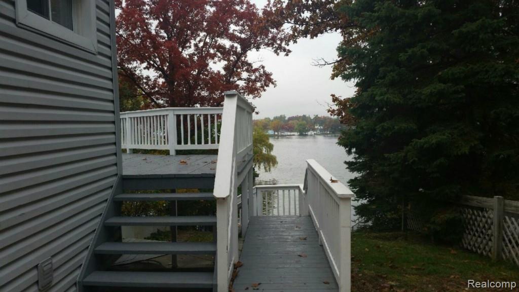 588 Heights Road Lake Orion, MI 48362 - Photo 3 of 19 Large deck