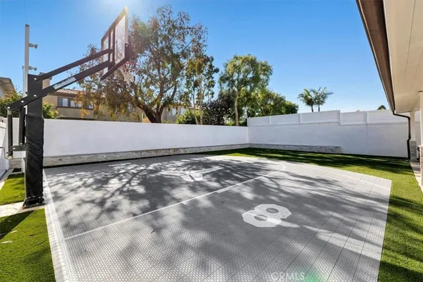$18,000 | 1740 1st Street, Manhattan Beach, CA 90266