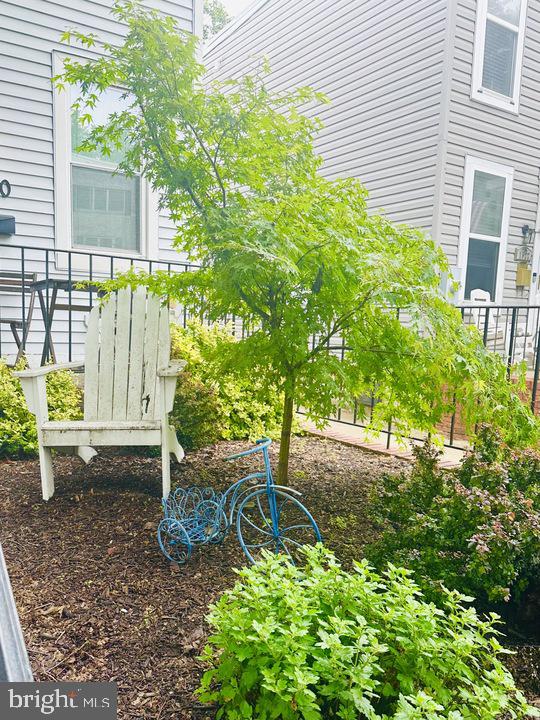 1520 Constitution Avenue Northeast Washington, DC 20002 - Photo 5 of 26 a backyard of a house with table and chairs