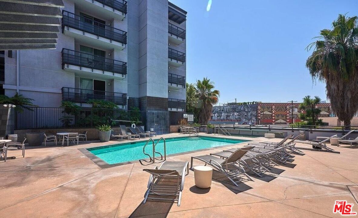 629 Traction Avenue, Unit 233 Los Angeles, CA 90013 - Photo 40 of 41 a view of a tall building with a yard and sitting area