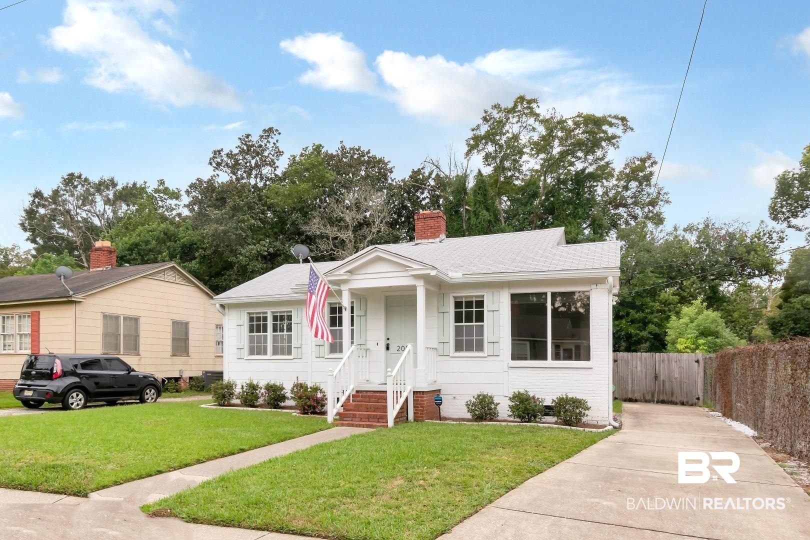 208 Morgan Avenue Mobile, AL 36606 - Photo 2 of 27 View of front of property with a front lawn