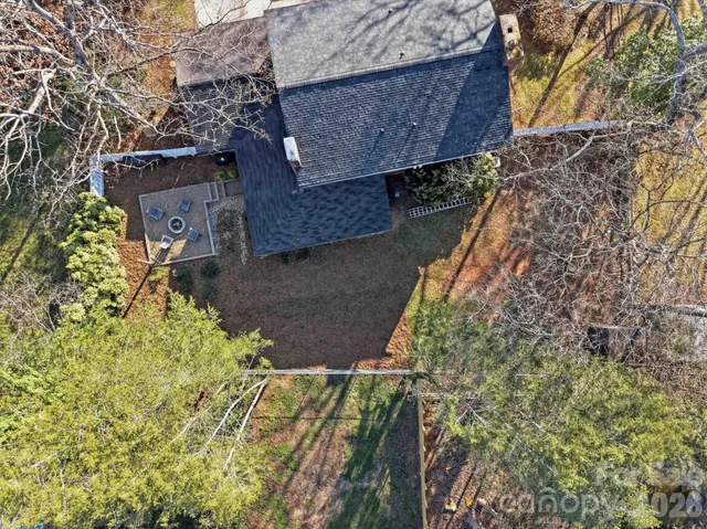 a view of a backyard