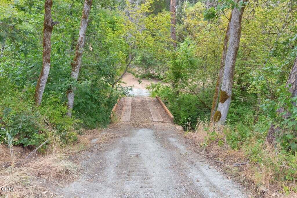 1215 East Jones Creek Road Grants Pass, OR 97526 - Photo 3 of 12