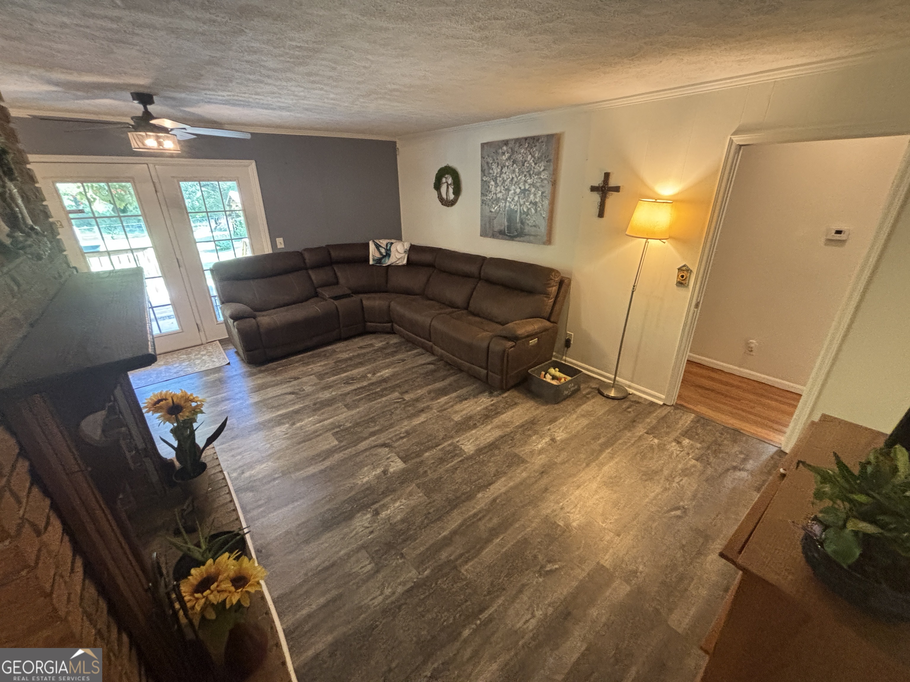 152 Crest Drive Cochran, GA 31014 - Photo 15 of 54 a living room with furniture