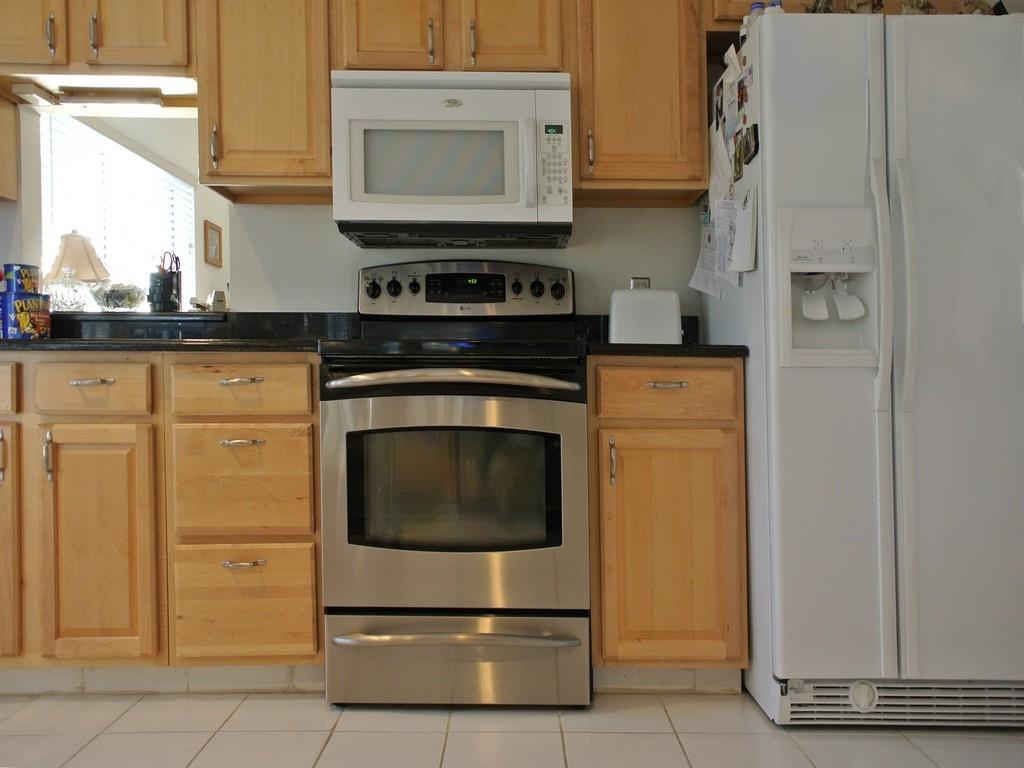 10672 Oak Lake Way Boca Raton, FL 33498 - Photo 11 of 33 Stove Microwave Refridgerator
