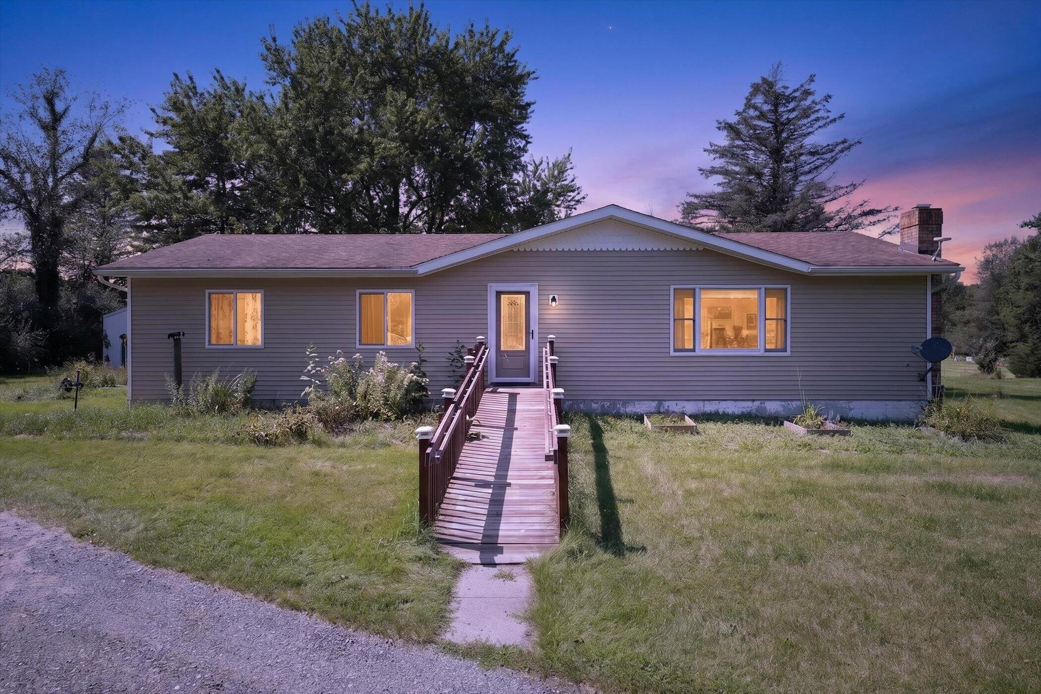 15601 Devonshire Pinckney, MI 48169 - Photo 32 of 33 01-15601-Devonshire-WindowStill-Photogra