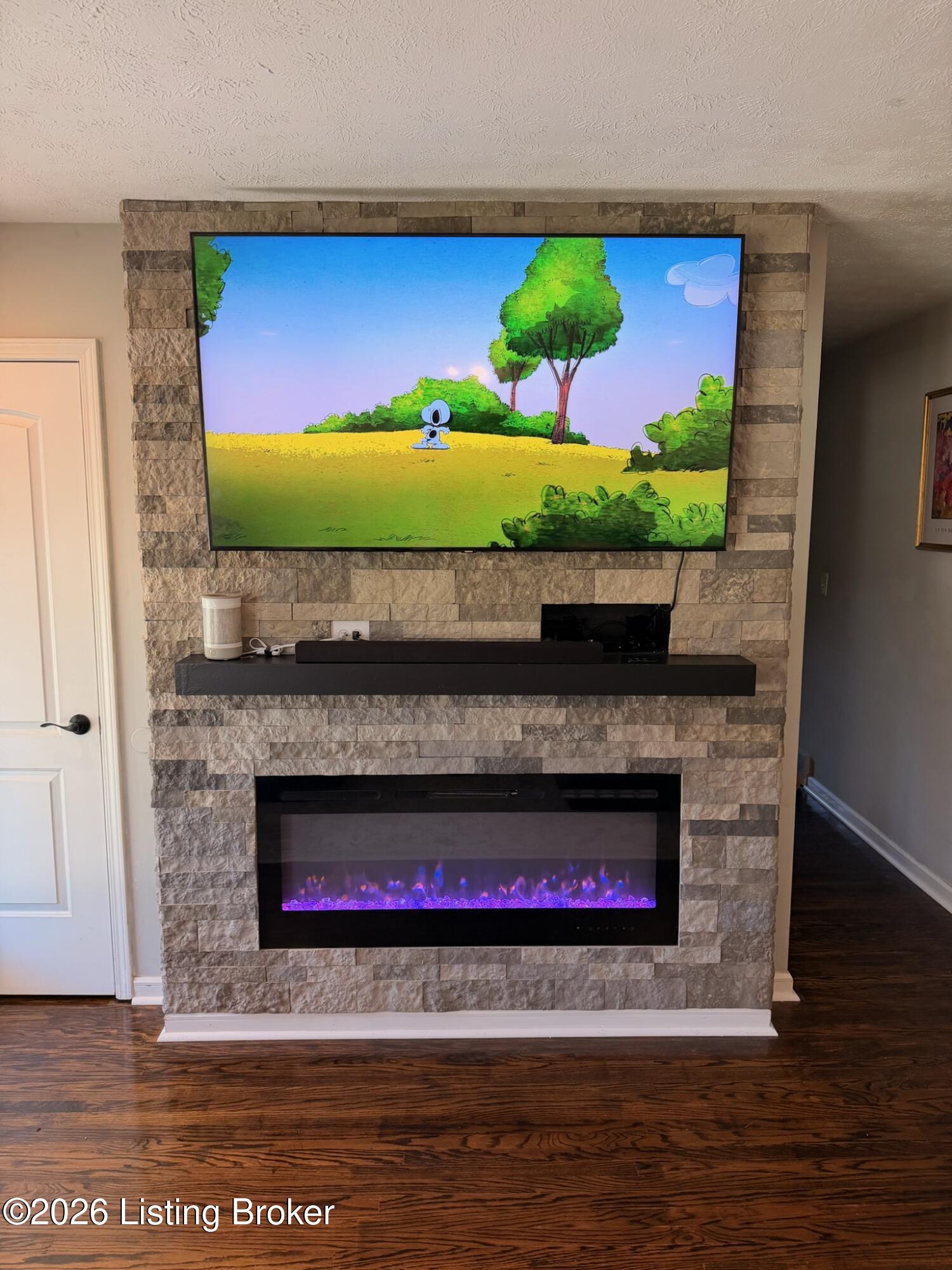 1066 Runell Road Louisville, KY 40214 - Photo 3 of 37 Fireplace