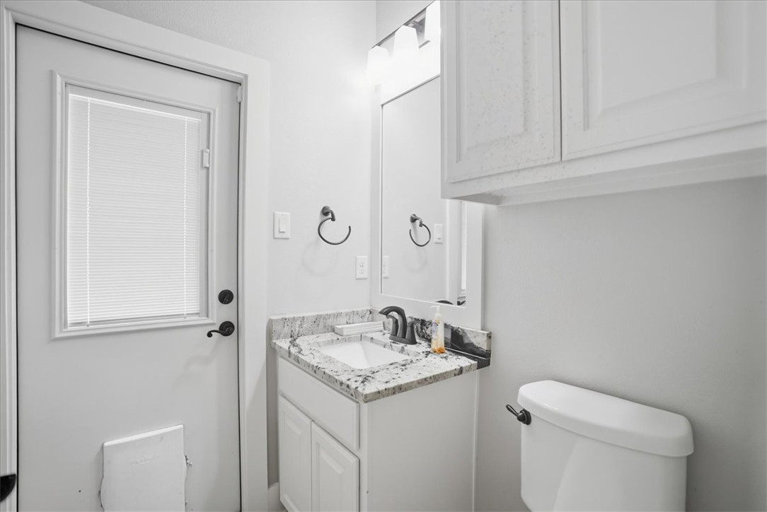 8658 KIng Ranch Drive Corpus Christi, TX 78414 - Photo 15 of 40 a bathroom with a sink toilet and vanity