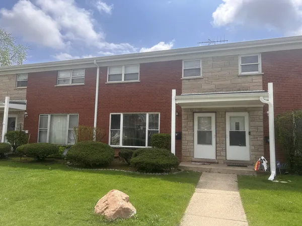 $1,800 | 208 Dee Road, North Aurora, IL 60542