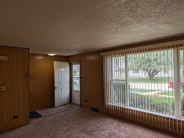 $1,800 | 208 Dee Road, North Aurora, IL 60542