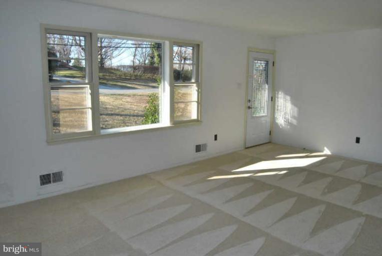 8301 Accotink Road Lorton, VA 22079 - Photo 2 of 25 Living Room