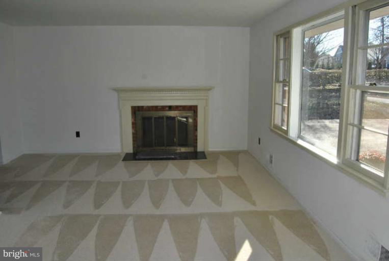 8301 Accotink Road Lorton, VA 22079 - Photo 3 of 25 Living Room